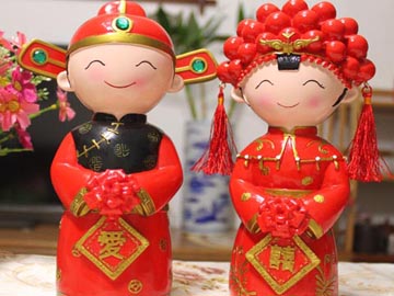 chinese newlyweds digurines