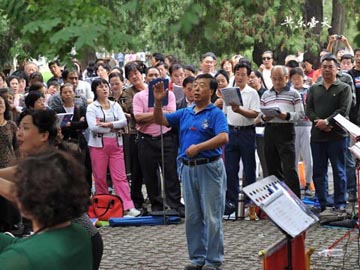 People are singing in the Temple of Heaven Park